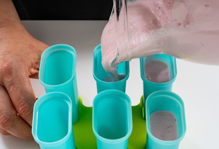 Фото шага рецепта Клубничное мороженоечизкейк на палочке popsicle 186534 шаг 7  