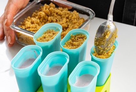 Фото шага рецепта Клубничное мороженоечизкейк на палочке popsicle 186534 шаг 8  