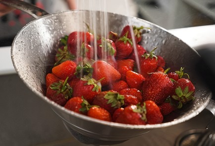 Фото шага рецепта Клубничное варенье с черным перцем 137029 шаг 1  