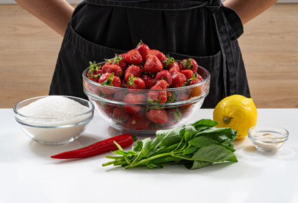 Фото шага рецепта Варенье из клубники с чили и базиликом 189277 шаг 1  