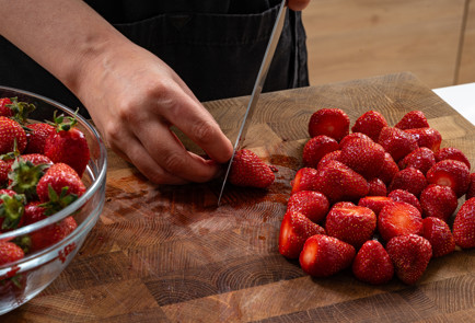 Фото шага рецепта Варенье из клубники с чили и базиликом 189277 шаг 2  