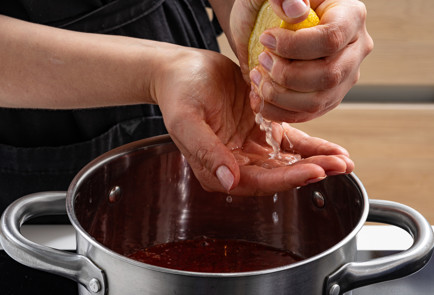 Фото шага рецепта Варенье из клубники с чили и базиликом 189277 шаг 5  