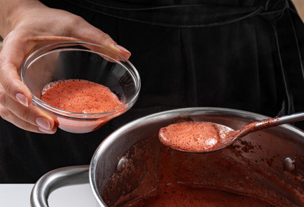 Фото шага рецепта Варенье из клубники с чили и базиликом 189277 шаг 7  