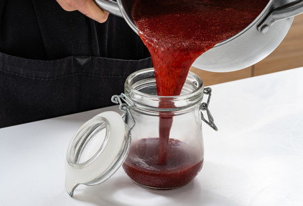 Фото шага рецепта Варенье из клубники с чили и базиликом 189277 шаг 8  