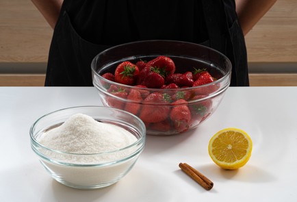 Фото шага рецепта Клубничное варенье в мультиварке 173848 шаг 1  