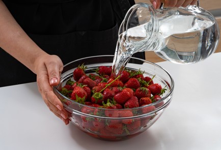 Фото шага рецепта Клубничное варенье в мультиварке 173848 шаг 2  