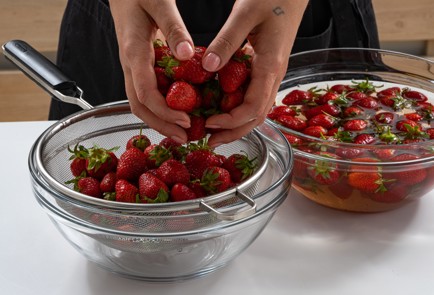 Фото шага рецепта Клубничное варенье в мультиварке 173848 шаг 3  