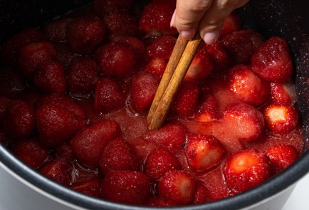 Фото шага рецепта Клубничное варенье в мультиварке 173848 шаг 6  