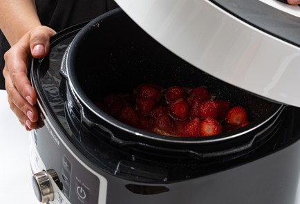 Фото шага рецепта Клубничное варенье в мультиварке 173848 шаг 7  