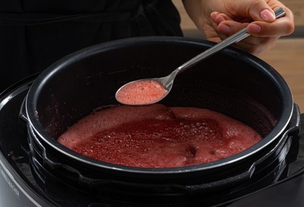 Фото шага рецепта Клубничное варенье в мультиварке 173848 шаг 8  