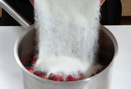 Фото шага рецепта Клубничное варенье 173849 шаг 5  