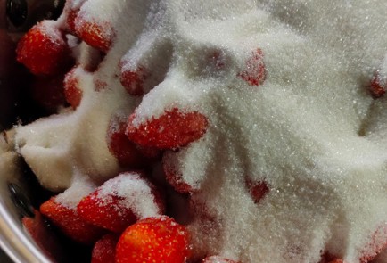 Фото шага рецепта Варенье из клубники на зиму 190234 шаг 5  