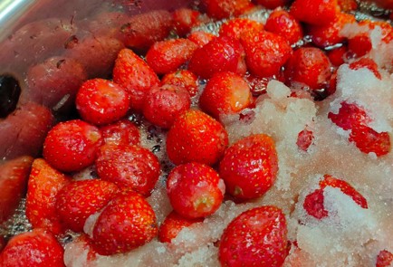 Фото шага рецепта Варенье из клубники на зиму 190234 шаг 6  