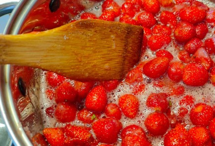 Фото шага рецепта Варенье из клубники на зиму 190234 шаг 7  