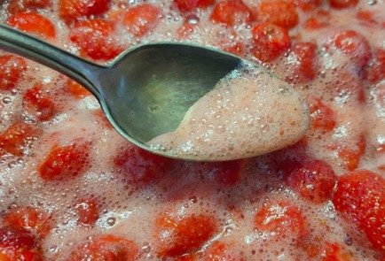 Фото шага рецепта Варенье из клубники на зиму 190234 шаг 8  