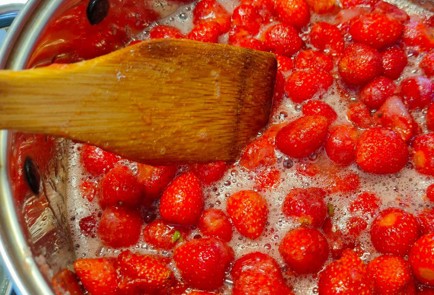 Фото шага рецепта Клубничный джем 190235 шаг 6  