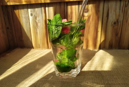 Фото шага рецепта Клубничный мохито 189442 шаг 10  