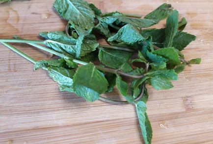 Фото шага рецепта Клубничный мохито 189442 шаг 2  