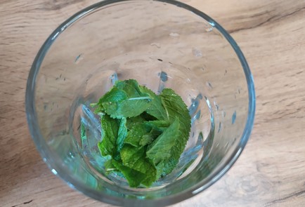 Фото шага рецепта Клубничный мохито 189442 шаг 3  