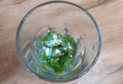 Фото шага рецепта Клубничный мохито 189442 шаг 4  