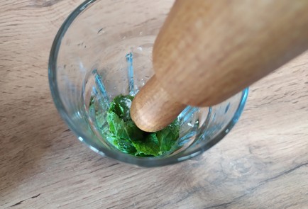 Фото шага рецепта Клубничный мохито 189442 шаг 5  