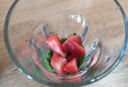 Фото шага рецепта Клубничный мохито 189442 шаг 6  