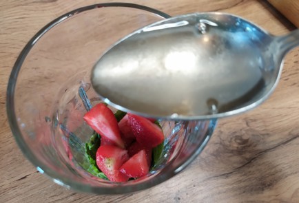 Фото шага рецепта Клубничный мохито 189442 шаг 7  