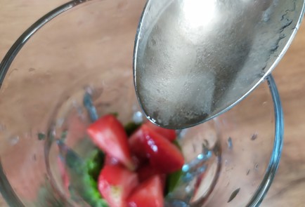 Фото шага рецепта Клубничный мохито 189442 шаг 8  