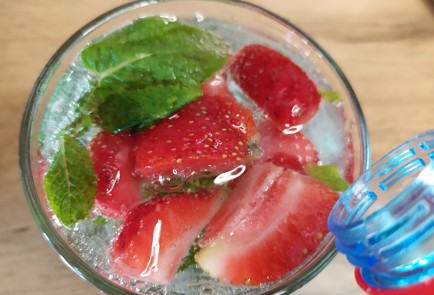 Фото шага рецепта Клубничный мохито 189442 шаг 9  
