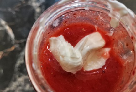 Фото шага рецепта Клубничный смузи 173591 шаг 7  