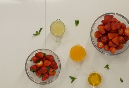 Фото шага рецепта Клубничный суп 136877 шаг 1  