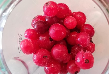 Фото шага рецепта Клюквенное варенье с розмарином 152319 шаг 1