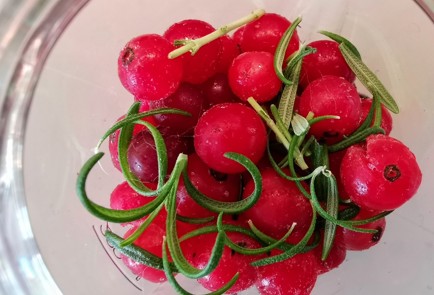 Фото шага рецепта Клюквенное варенье с розмарином 152319 шаг 2