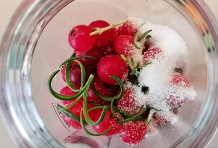 Фото шага рецепта Клюквенное варенье с розмарином 152319 шаг 3