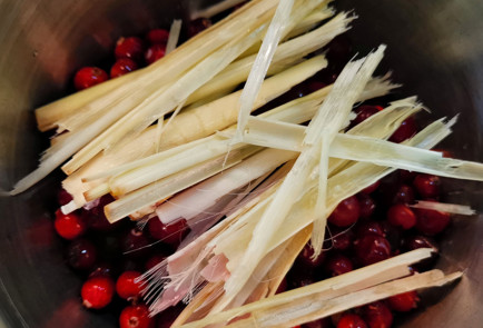 Фото шага рецепта Клюквенный морс с лемонграссом 151757 шаг 3  