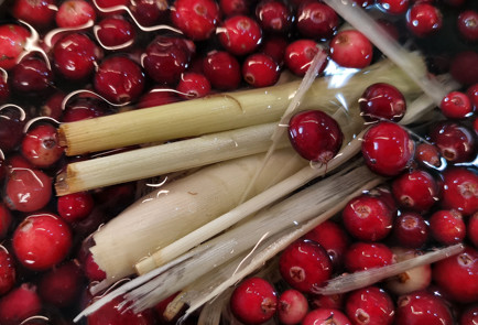 Фото шага рецепта Клюквенный морс с лемонграссом 151757 шаг 4  