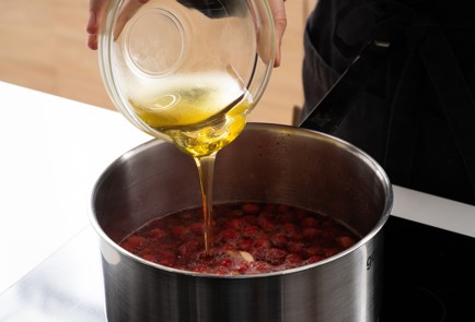 Фото шага рецепта Клюквенный сбитень с красным вином 139930 шаг 3  