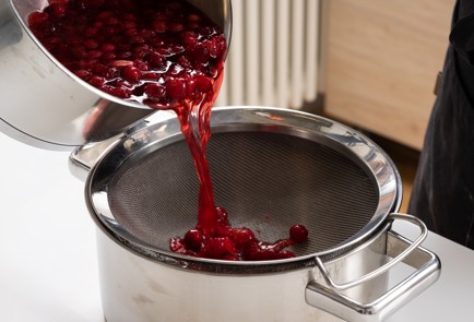 Фото шага рецепта Клюквенный сбитень с красным вином 139930 шаг 4  