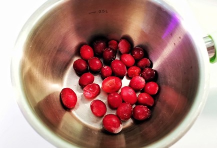 Фото шага рецепта Клюквенный соус 140189 шаг 1  