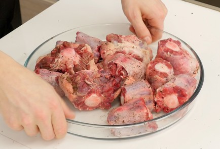 Фото шага рецепта Итальянское мясное рагу кода алла ваччинара 124972 шаг 1  