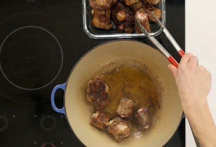 Фото шага рецепта Итальянское мясное рагу кода алла ваччинара 124972 шаг 2  