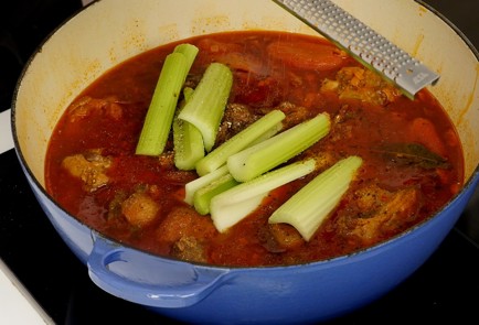 Фото шага рецепта Итальянское мясное рагу кода алла ваччинара 124972 шаг 8  