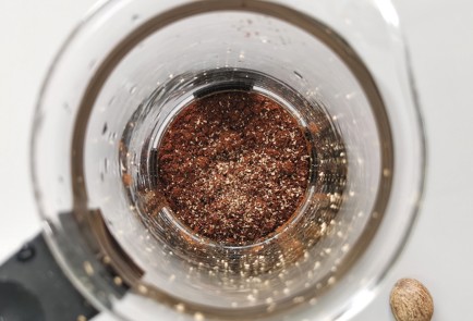 Фото шага рецепта Кофе с кардамоном и мускатным орехом 152477 шаг 2  