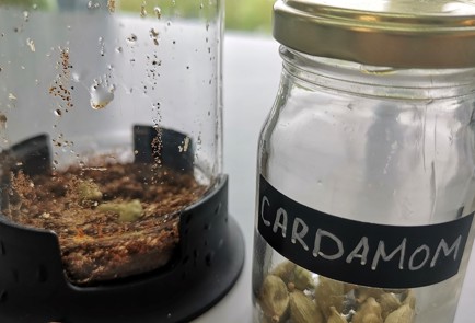 Фото шага рецепта Кофе с кардамоном и мускатным орехом 152477 шаг 3  