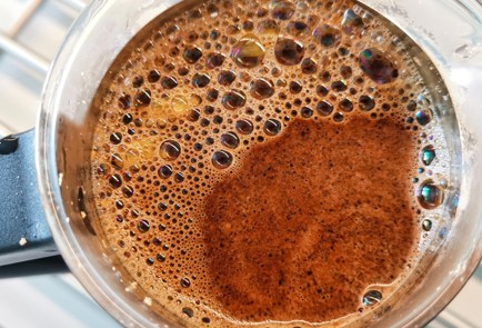 Фото шага рецепта Кофе с кардамоном и мускатным орехом 152477 шаг 4  