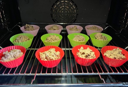 Фото шага рецепта Кофейные маффины с шоколадной крошкой 189751 шаг 10  