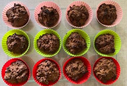 Фото шага рецепта Кофейные маффины с шоколадной крошкой 189751 шаг 11  