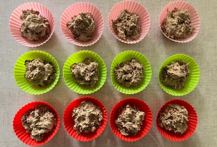 Фото шага рецепта Кофейные маффины с шоколадной крошкой 189751 шаг 9  