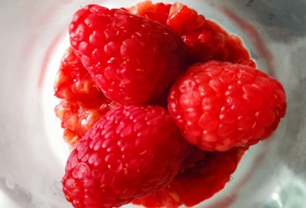 Фото шага рецепта Кокосовая паннакотта с малиной 152487 шаг 9  