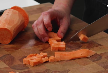 Фото шага рецепта Кокосовый суп с лососем и рисом 187170 шаг 1